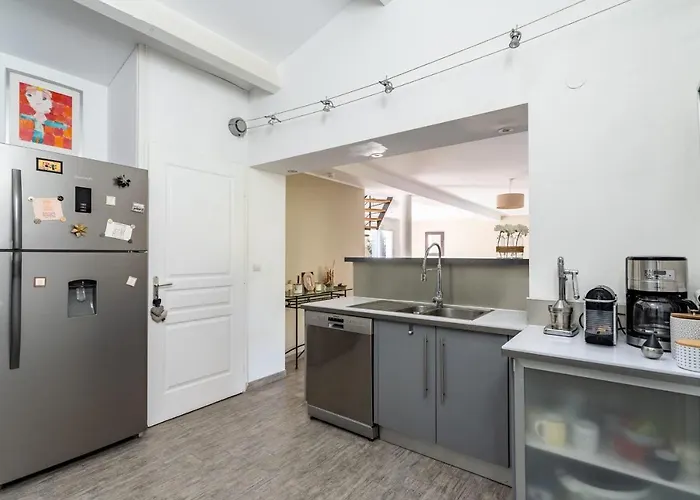 Bright Pearl With Garden Near The Sea *